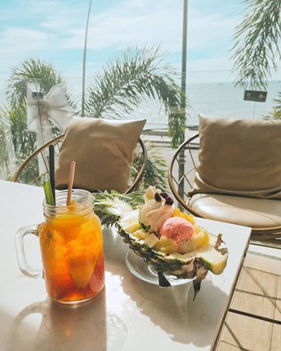 Gazebo Beach Front Lounge & Cafe, Tramnguyen